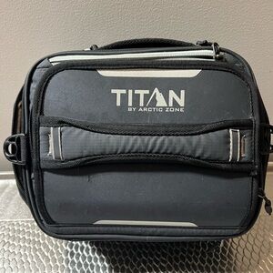 Arctic Zone Titan Lunch Box - Ice Walls.
pre owned 
good condition